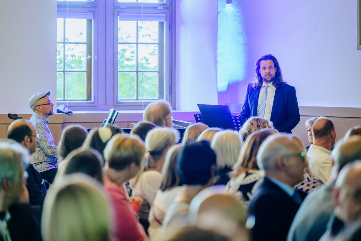 Dr. Michael Hucht, begleitet von Volker Kukulenz am Flügel.